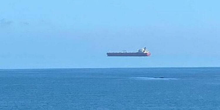 Αγγλία: Αυθεντική φωτογραφία δείχνει πλοίο να αιωρείται- Ποια η εξήγηση, σύμφωνα με τους ειδικούς 46 Αγγλία: Αυθεντική φωτογραφία δείχνει πλοίο να αιωρείται- Ποια η εξήγηση, σύμφωνα με τους ειδικούς